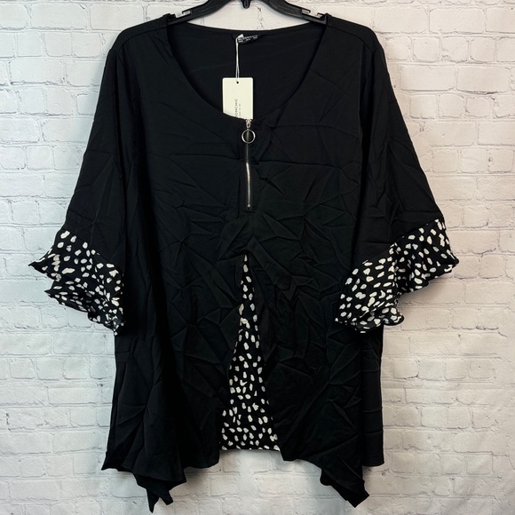 BloomChic Black Zipper Detail Blouse with White Patterned Accents Plus Size 6X - Picture 2 of 7